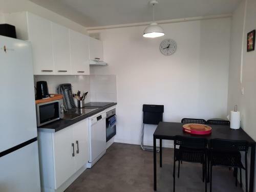 Apartamento * 3bedrooms, 2free Parking, Wifi, Tram 8min *