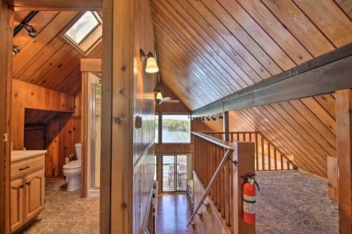 Serene Lakefront Escape Boat Dock And Grill!