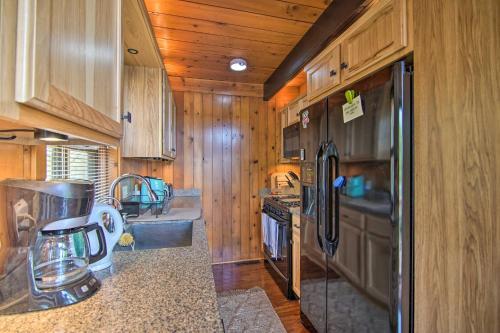 Serene Lakefront Escape Boat Dock And Grill!