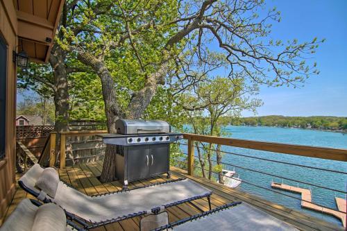 Serene Lakefront Escape Boat Dock And Grill!