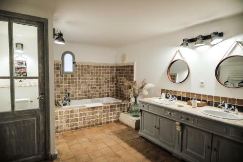 Hostal L'insoup�onn�e Saint R�my De Provence