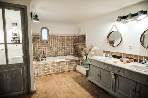 Hostal L'insoup�onn�e Saint R�my De Provence