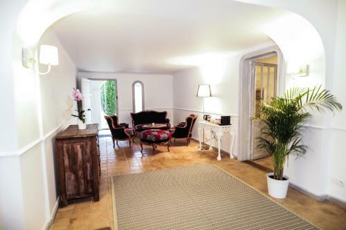 Hostal L'insoup�onn�e Saint R�my De Provence