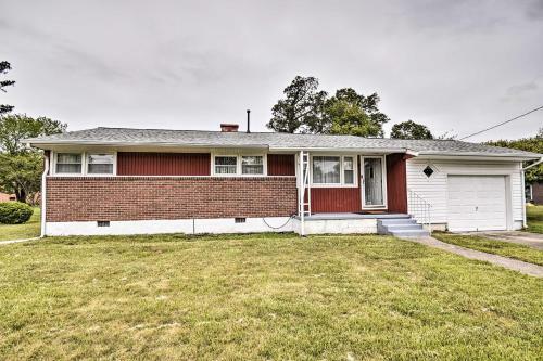 Updated Hampton Home With Yard Less Than 2 Mi To Beach!