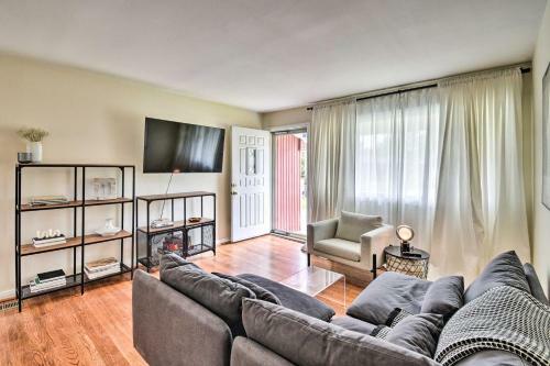 Updated Hampton Home With Yard Less Than 2 Mi To Beach!