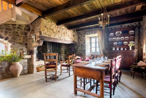 La Maison Aux Volets Bleus