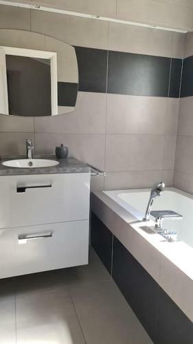 Ste Maxime Villa 5 * - Piscine Chauff�e - 6/9 Pers