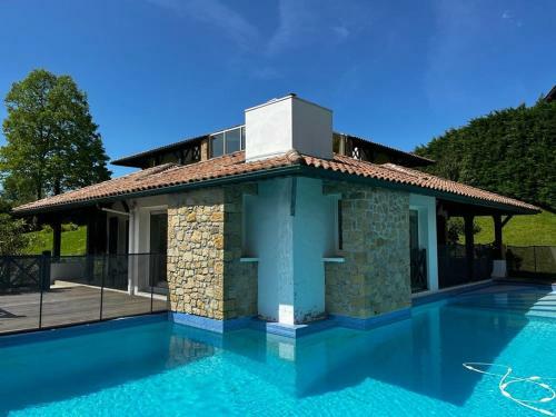 Villa Urrugne, 6 Bedrooms, 12 Persons - Fr-1-239-766
