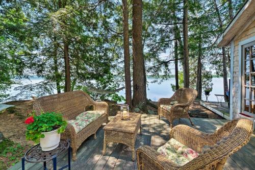 Cozy Lakefront Madison Cabin With Dock And Kayaks