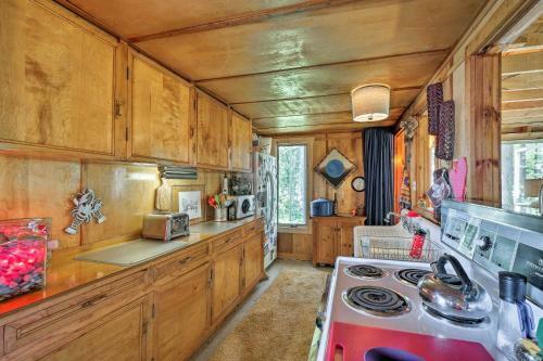 Cozy Lakefront Madison Cabin With Dock And Kayaks