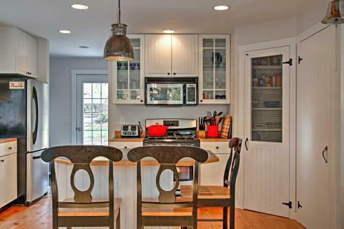 Beautiful Sandy Point Getaway With Wraparound Deck!