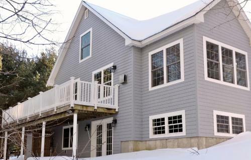 Beautiful Sandy Point Getaway With Wraparound Deck!