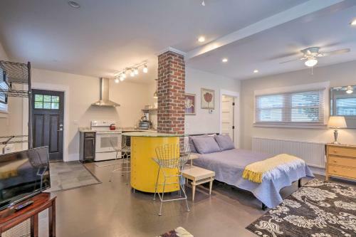 Coastal Studio Cottage With Deck - Walk To Town