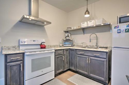 Coastal Studio Cottage With Deck - Walk To Town