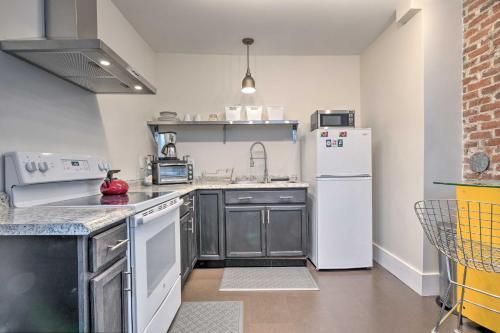 Coastal Studio Cottage With Deck - Walk To Town