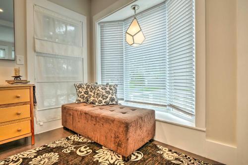Coastal Studio Cottage With Deck - Walk To Town