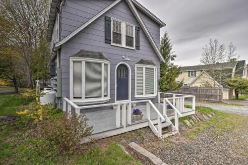Coastal Studio Cottage With Deck - Walk To Town