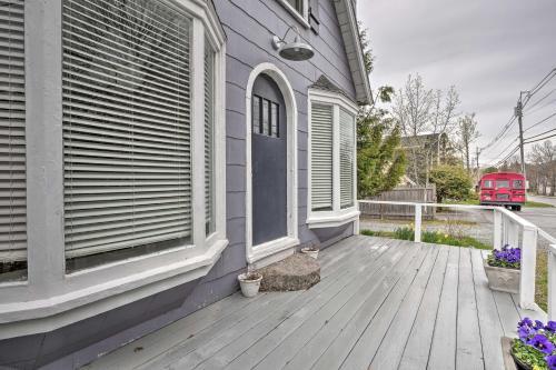 Coastal Studio Cottage With Deck - Walk To Town