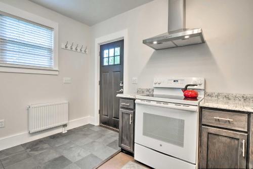 Coastal Studio Cottage With Deck - Walk To Town
