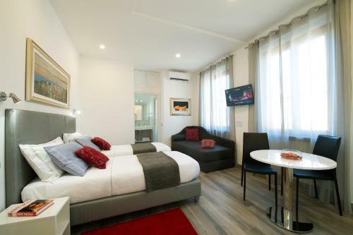 Hostal Monza City Rooms & Studios