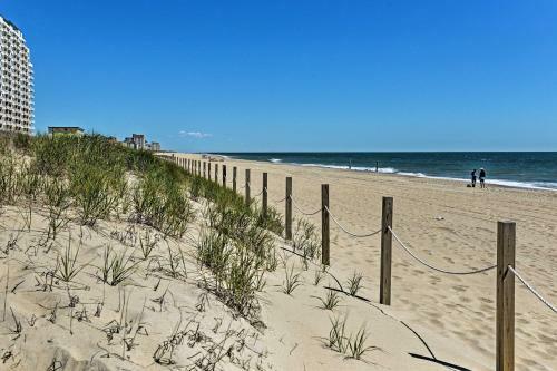 Apartamento Bright Dog-friendly Escape With Direct Beach Access!