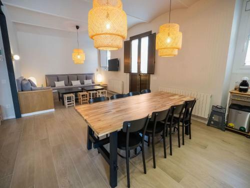 Tranquil Holiday Home In Nav�s With Balcony