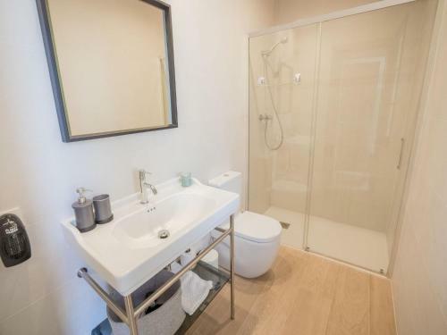 Tranquil Holiday Home In Nav�s With Balcony