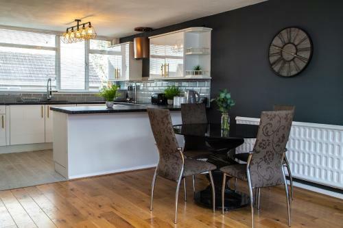 Apartamento Large Modern Contractor House - Free Parking - Staycations Welcome By Comfyworkers