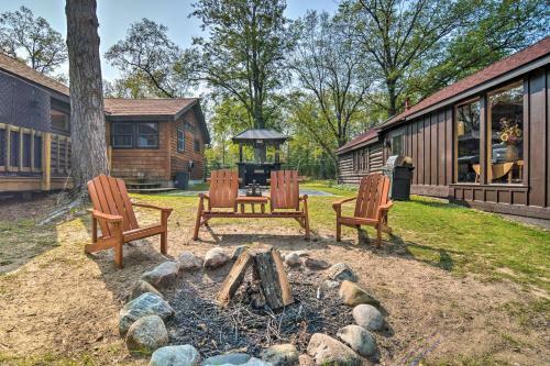 Cabin On Rush Lake With Tiki Bar, Grill And Kayaks!