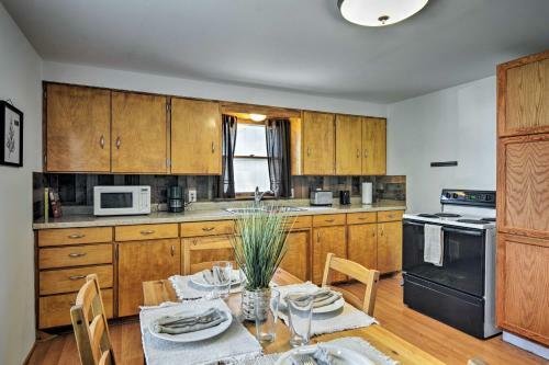 Cedar Home With Deck And Grill - Mins To Lakes!