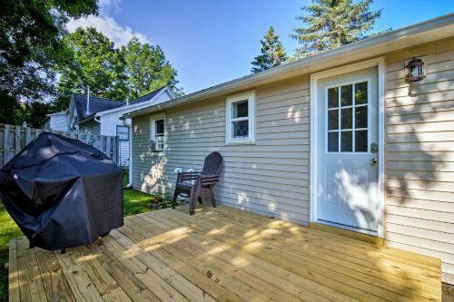 Cedar Home With Deck And Grill - Mins To Lakes!