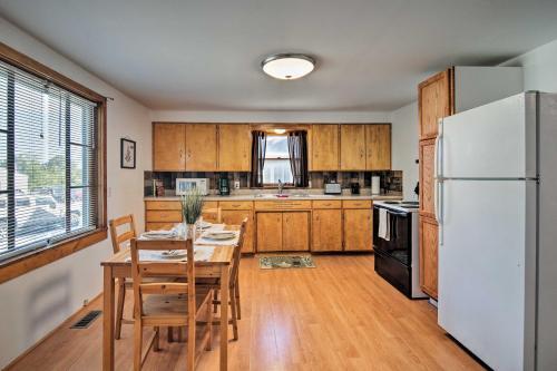 Cedar Home With Deck And Grill - Mins To Lakes!