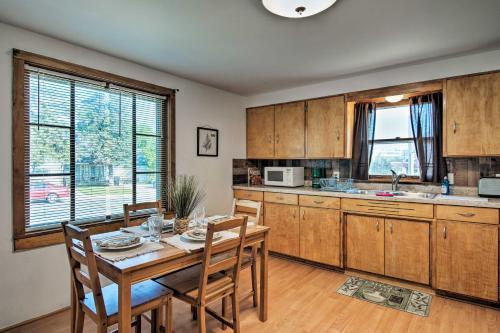 Cedar Home With Deck And Grill - Mins To Lakes!