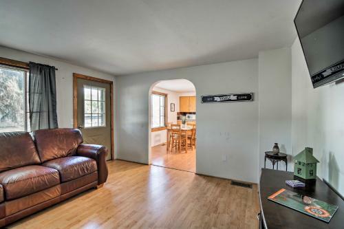 Cedar Home With Deck And Grill - Mins To Lakes!