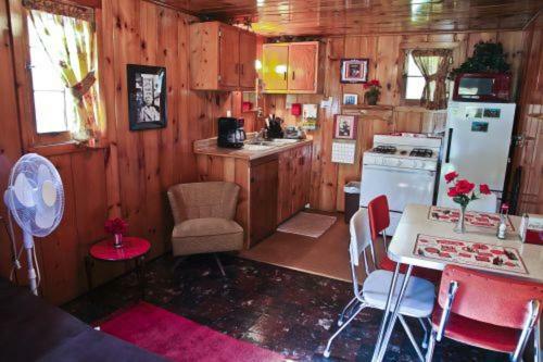 Cabin #6 - Casablanca Cabin