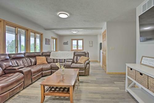 Cedar Home With Fire Pit And Grill About 3 Mi To Lakes