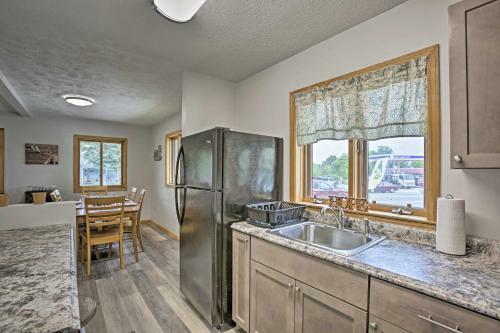 Cedar Home With Fire Pit And Grill About 3 Mi To Lakes