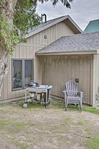 Cedar Home With Fire Pit And Grill About 3 Mi To Lakes