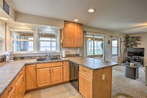 Peaceful Lakefront Houghton Lake Property With Deck!