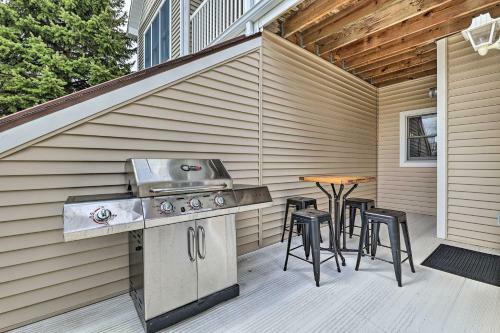 Apartamento Manistee Condo With Deck 300 Ft To Beachfront!