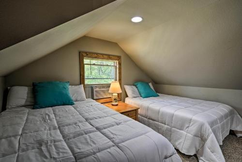 Roscommon Home With Deck, 7 Mi To Higgins Lake!