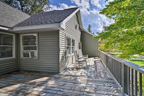 Roscommon Home With Deck, 7 Mi To Higgins Lake!