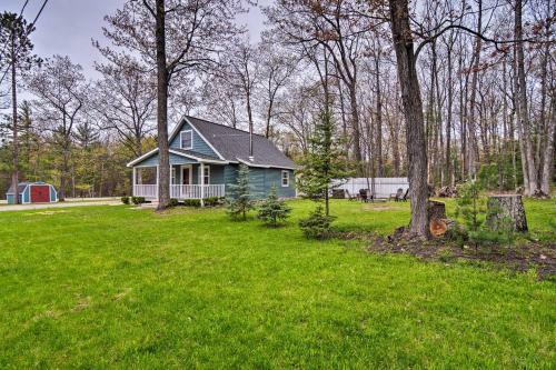 Higgins Lake Area Cabin With Fire Pit And Yard!
