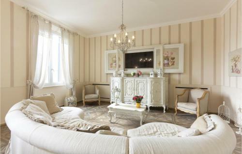 Three-bedroom Apartment In Viareggio