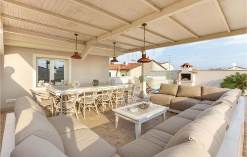 Three-bedroom Apartment In Viareggio
