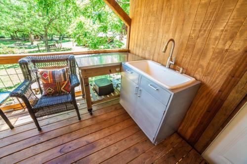 Geronimo Creek Retreat Getaway Cabin #8