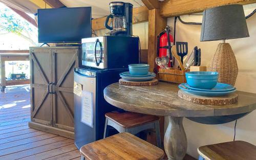 Geronimo Creek Retreat Getaway Cabin #8