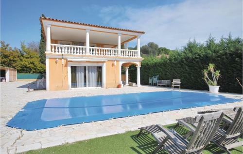 Five-bedroom Holiday Home In Frejus