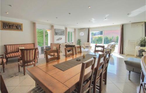 Five-bedroom Holiday Home In Frejus