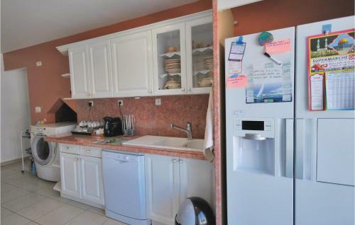 Five-bedroom Holiday Home In Frejus